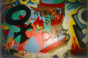 Foto av grafitti med texten "Feminismen lever"