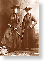 Gammalt studiofoto av  kvinnor med gevär