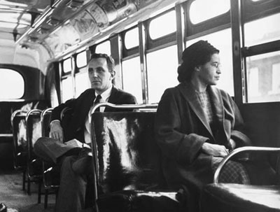 Foto av Rosa Parks i en buss