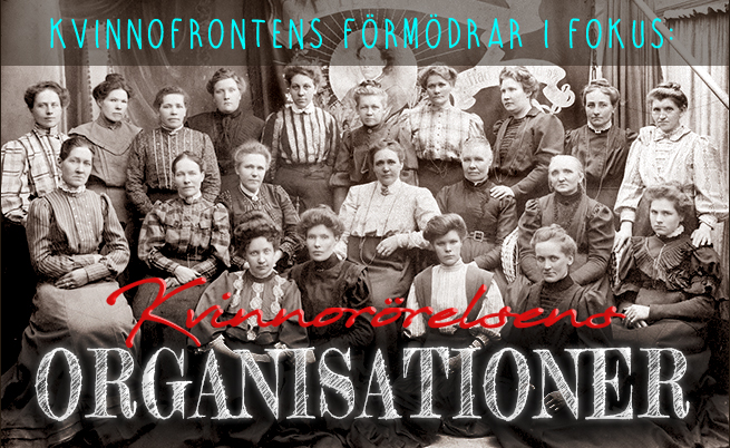 Bild av en grupp kvinnor från sekelskiftet 1800-1900 som sitter i tre rader. Över står "Kvinnofrontens förmödrar i fokus" och "Kvinnorörelsens organisationer"