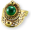 Dahomey krigar-ring i utsirat guld med en grön sten i mitten