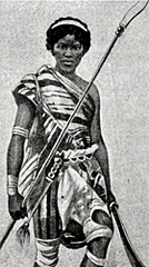 En Mino-kvinna med vapen i båda händerna