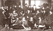 Foto av en stor grupp kvinnor sittande för fotografering