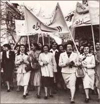 Foto av en mängd kvinnor som kommer gående med stora banderoller