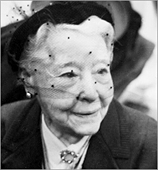 Porträttfoto av Alice på gamla dar, med hatt och flor
