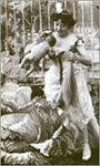 Litet foto av kålfén i filmen när hon håller en naken bebis i armarna
