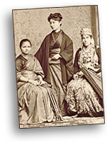 Litet foto av de tre kvinnorna från Indien, japan och Syrien. De är i helfigur, två sitter på stolar och den tredje står mellan dem