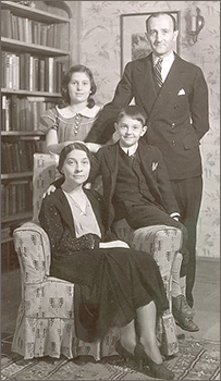 Foto av hela familjen, Elizebeth sitter i en fåtölj, sonen John sitter på ena armstödet och cottern Barbara står med William bakom fåtöljen. Alla ler och ser in i kameran