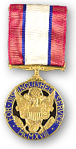 Bild av en medalj i blått och guld med band i vitt, rött och blått