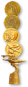 Fyra medaljer i guld och en guldfärgad statyett.