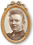 Porträttfoto av maria Aspman i en oval guldram