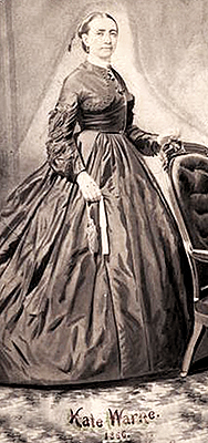 Akvarellmålning av Kate Warne stående vid en stol, iförd tidstypisk klänning