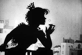 Siluett av Carmen som verkar stå på en balkong. Hon håller en cigarett i handen. I bakgrunden tonar en stad i grått.