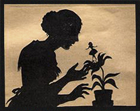 Siluettbild av en kvinna vid en blomkruka. I toppen av blomman står en liten flicka, troligen Tummelisa. Bakgrunden är av brungrå kartong.
