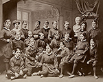 Gruppfoto av en skolklass med kvinnor från Kungliga Gymnastiska Centralinstitutet. De har gymnastikkläder på sig och ser avslappnade och tuffa ut, särskilt för att vara 1880-tal.