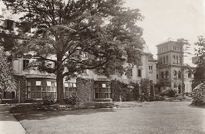 Foto av Kingsfirldinstitutet, en pampig gammal byggnad med en stor gräsplan och ett jättestort träd framför.