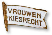 Rockmärke/brosch i vitt och gulm med texten Vrouwenkiesrecht (rösträtt för kvinnor)