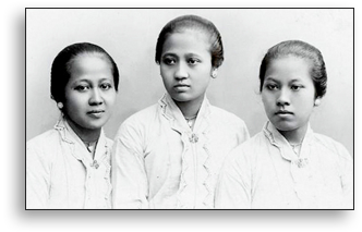 Foto av Kartini och hennes systrar Kardinah och Rukmini, som står bredvid varandra. De är iförda ljusa blusar med spetsar