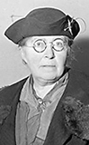 Foto av Hanna på äldre dar, med hatt och runda glasögon