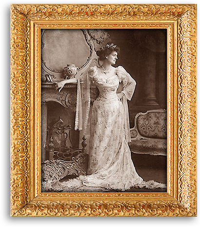 Stort foto av Constance Markievicz i helfigur i en överklassig pose i en kraftig guldram