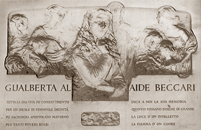 Stor gravsten med bilder av Alaide och flera kvinnor och eventuellt barn