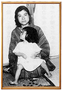 Foto av Noe Ito med dottern Mako i knät