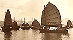 Foto av små gammaldags kinesiska skepp med segel