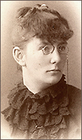 Porträttfoto av Fernanda som ung, med uoosatt hår, glasögon och en mörk spetskrage i flera lager