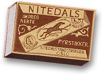 Bild av en gammaldags tändsticksask i gult och brunt, med texten: Nitedals impregnerte fyrstikker, Nitedals tändstikksfabrik Oslo