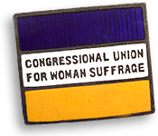Märke med färgerna lila, vitt och guld och texten Congressional Union  for Woman Suffrage