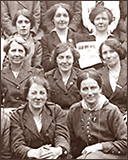 Foto av åtta kvinnor i tre rader, de ser glada ut och ser in i kameran.