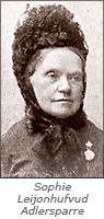 Porträttfoto av äldre kvinna med texten "Sophie Leijonhufvud Adlersparre" under bilden
