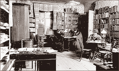 Otydligt foto inifrån ett kontor där tre kvinnor sitter och jobbar vid olika skribord. Väggarna är täckta av bokhyllor