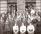 Foto av en stor grupp kvinnor, mest unga, med ett standar i bakgrunden för Irish Women Worker's Union