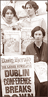 Del av ett foto med tre kvinnor som håller upp löpsedlar för tidningar. Längst fram är Daily Herald med texten "Dublin Conference Breaks Down"