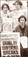 Del av ett foto med tre kvinnor som håller upp löpsedlar för tidningar. Längst fram är Daily Herald med texten "Dublin Conference Breaks Down"