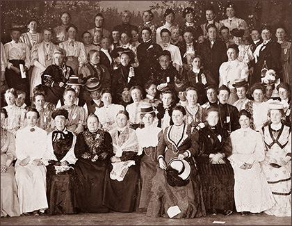 Foto av massor av kvinnor samlade iförda typiska kläder vid tiden för sekelskiftet 1800-1900-tal