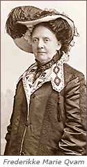 Foto i halvfigur av kvinna med stor hatt med fjädrar och under henne texten: Frederikke Marie Qvam