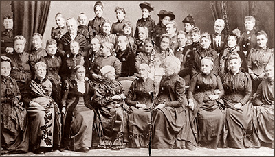 Foto av massor av kvinnor som sitter och står i fyra rader bakom varandra