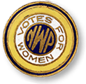 Rockmärke i guld, vitt och blått med texten "Votes for Women" och i mitten NWP