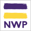 Logotyp för NWP med ett gult och ett blått streck + ett tänkt vitt streck dessemellan