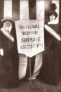 Foto av två kvinnor som står på var sin sida om ett stort standar med NWSA:s namn på