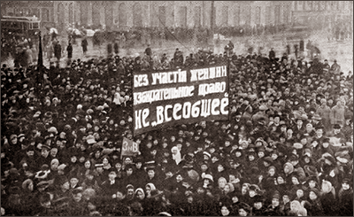 Foto av massdemonstration med en jättestor banderoll i mitten