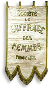 Standar med grön broderad text och gröna dekorationer och fransar mot vit  silkesbotten. Texten lyder: Société le suffrage des femmes, fondée en 1876