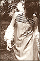 Emilie i en klänning som kombinerar ryschade ärmar med kontrasterande mönster
