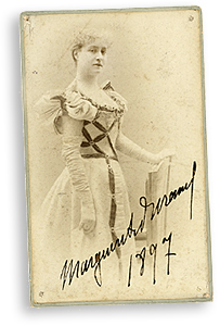 Foto av Marguerite Durand i helfigur, ett signerat foto från 1897