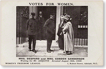 Vykort från WFL med foto av Charlotte Despard och Anne Cobden-Sanderson och tre män varav två verkar vara vakter. Under står att de arresterades den 19 augusti 1909