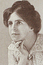 Foto av Annie Kenney från sidan med handen under hakan