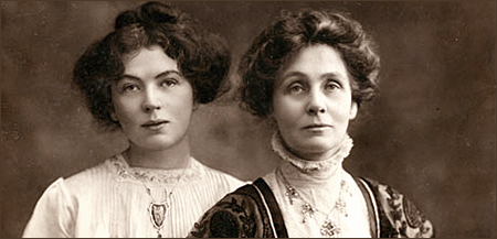 Studioporträtt av Christabel och Emmeline Pankhurst bredvid varandra. Bägge har uppsatt hår och ser rakt in i kameran