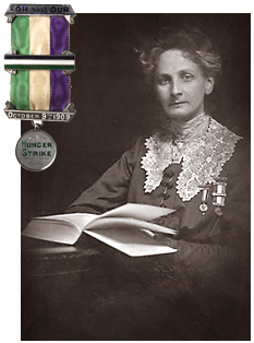 Foto av Constance Lytton på gamla dar, i halvfigur, sittande vid ett bord som det ligger en uppslagen bok på. Hon har en stor spetskrage och sina medaljer. I förgrunden uppe till vänster är hennes hungerstrejksmedalj i färg inlagd.